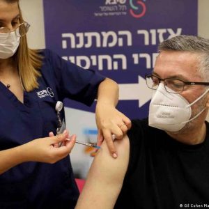 Cuarta dosis es parcialmente efectiva contra variante ómicron, según estudio israelí