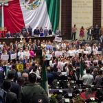 Reforma eléctrica: llueven reclamos a Morena y Gutiérrez Luna por entonarse el himno nacional al final de la intervención de Mier