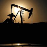 Petróleo sube hasta 1.75 dólares en medio de preocupación por la oferta