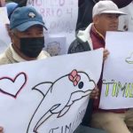 Con carteles de delfín y moño rosa mexiquenses muestran apoyo a Delfina Gómez