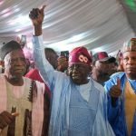 Oficialismo gana primera vuelta de elección presidencial en Nigeria