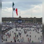 Bandera de México es izada en evento de AMLO en el Zócalo, pero en marcha del INE no