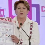 Debate Edomex. Delfina Gómez muestra boleta electoral y dice a mexiquenses &apos;cómo votar&apos;