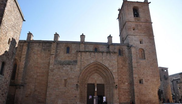 Semana Santa: negocios, procesiones en colegios, inmatriculaciones y fervor