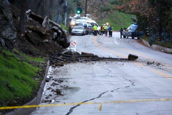 Edwin Castro, ganador de los $2,000 millones del Powerball en California, se salvó de destrozos en su mansión por deslizamiento de tierra - El Diario NY
