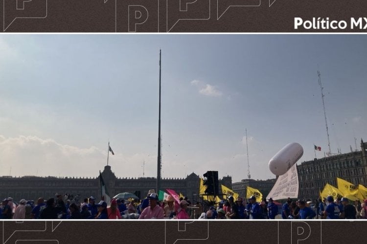 ¿AMLO no cumplió? Zócalo amanece sin bandera previo a marcha de la Marea Rosa
