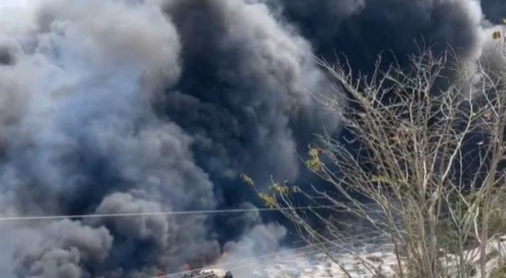 Incendio consume corralón en Veracruz