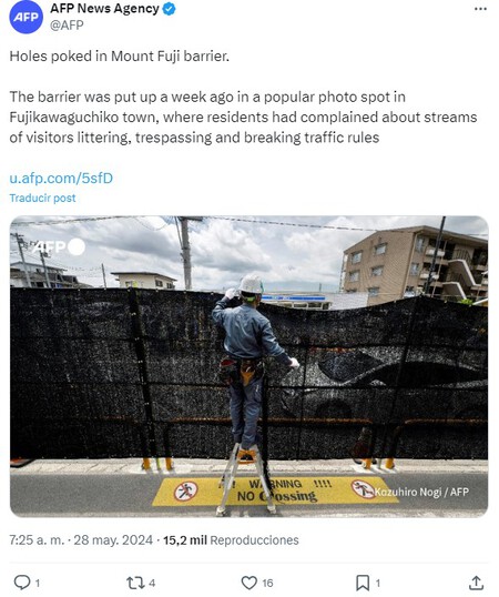 Para sorpresa de absolutamente nadie, la pantalla anti turistas de Japón ya tiene varios agujeros para fotografiar el Fuji