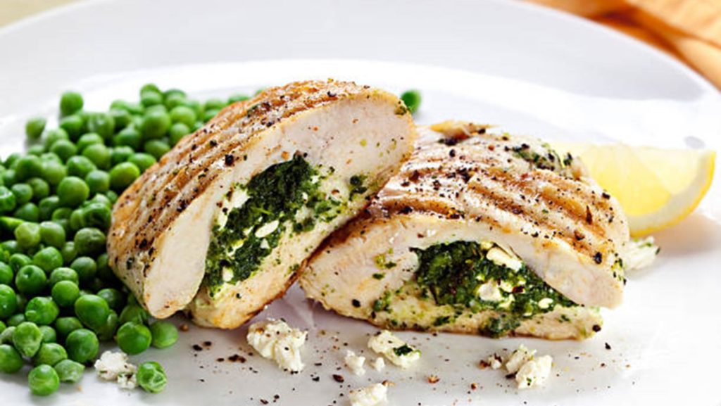 Prepara con esta receta unas pechugas de pollo rellenas de espinaca, un platillo perfecto para disfrutar en familia