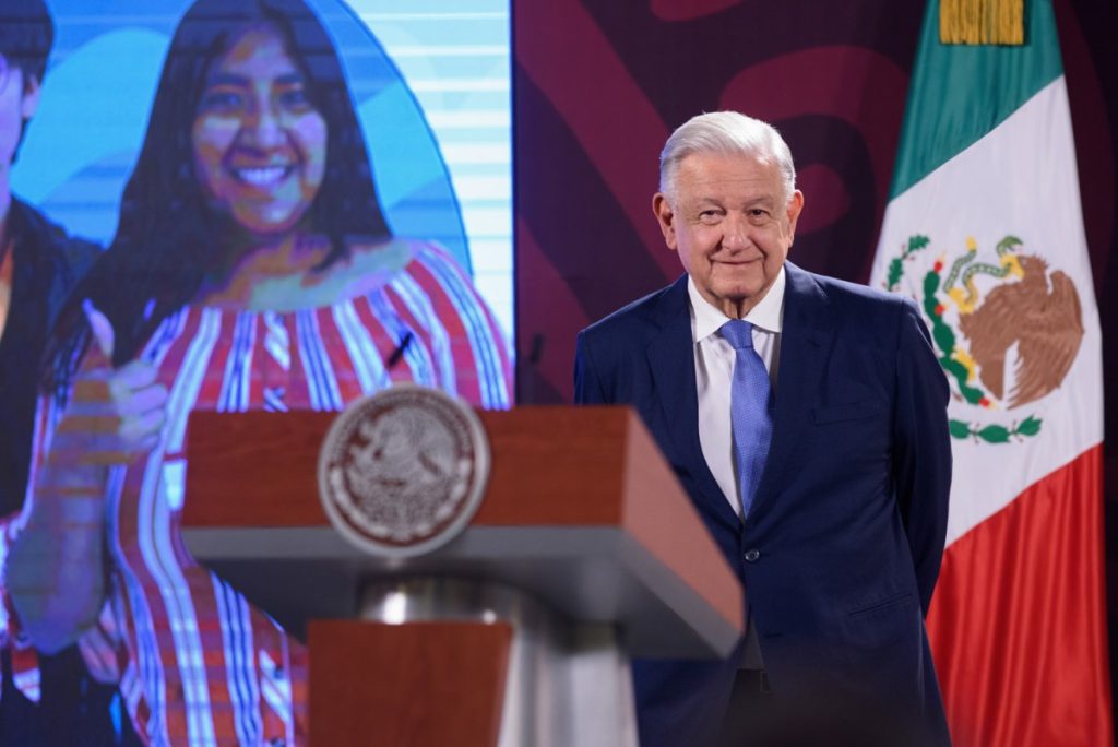 Disminuye deserción escolar en México: Anuncian frutos de becas de primaria a posgrado