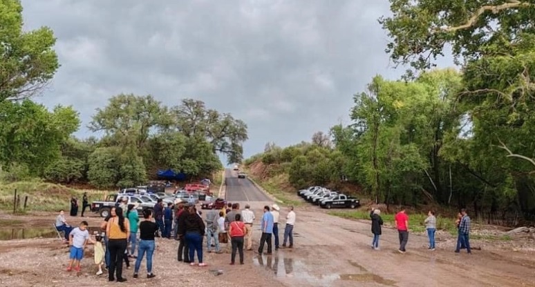Bloquean pobladores de Bacoachi acceso de pipas de Grupo México; Policía Estatal solicita retirarse | Radio Sonora