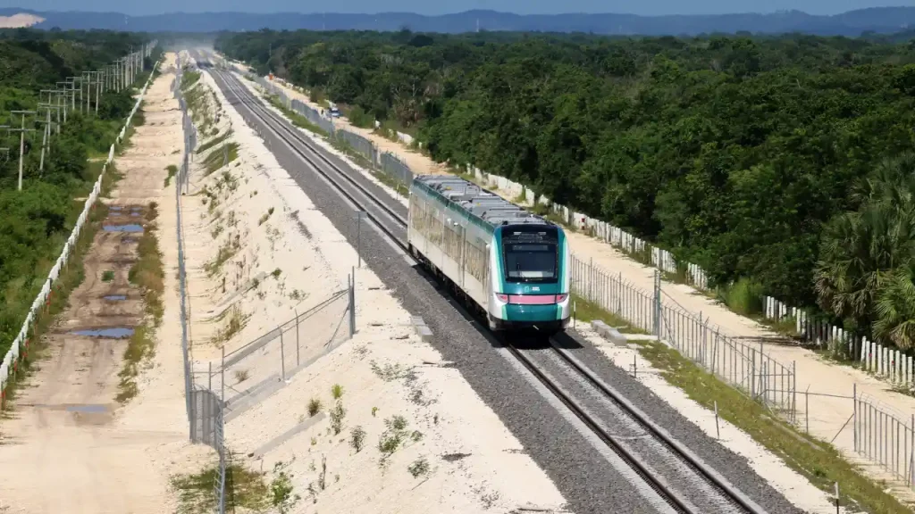 El Tren Maya reanuda operaciones tras el golpe del ciclón Beryl en el sureste de México