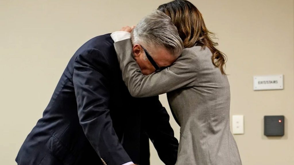 Jueza desestima juicio de Alec Baldwin por homicidio involuntario