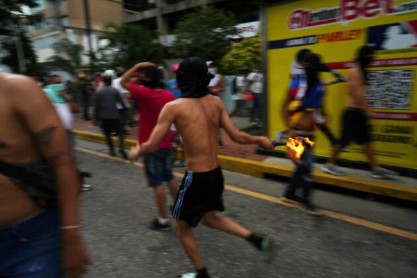 Van 8 muertos en Venezuela por protestas a favor y en contra de Maduro