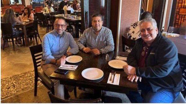 Cabeza de Vaca reaparece; se toma foto en restaurante con Javier Lozano y Acosta Naranjo - RegeneraciónMX