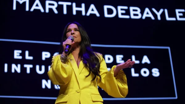 El poder de una mujer radica en su confianza, afirma Martha Debayle