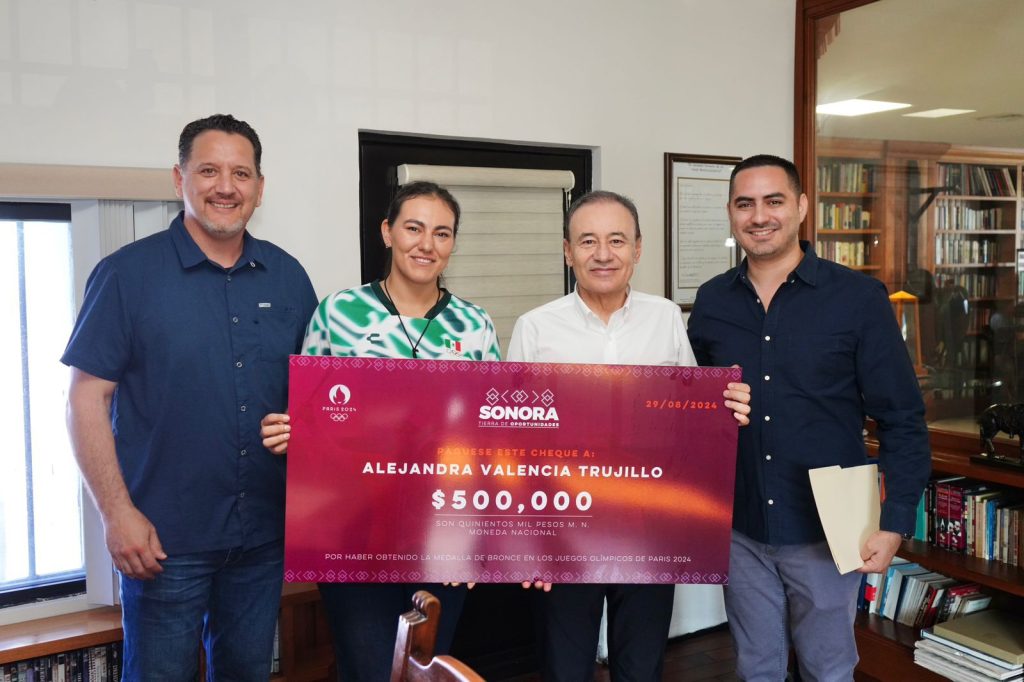Entrega Gobernador Durazo estímulo económico a Alejandra Valencia por actuación en Juegos Olímpicos | Radio Sonora
