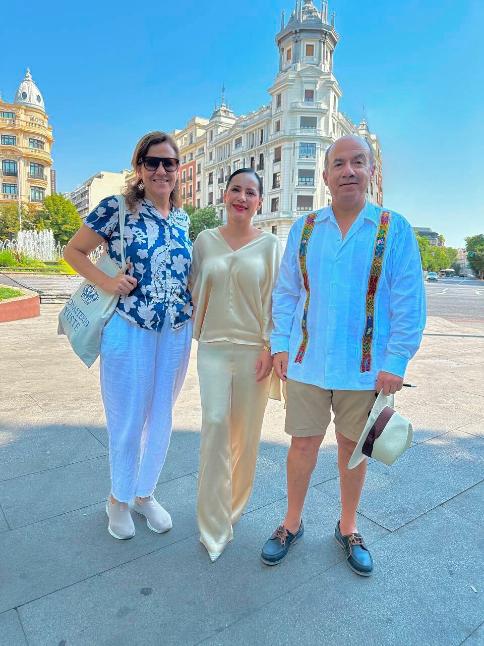 Foto de Sandra Cuevas junto a Calderón en España desata polémica en redes