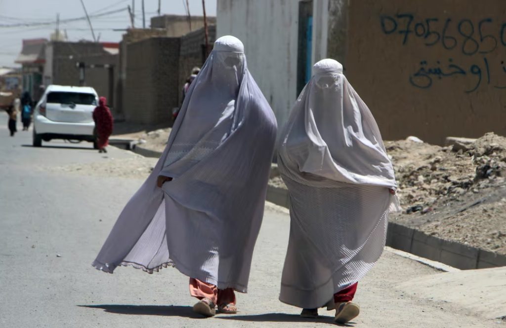 Los talibanes prohíben el sonido de la voz de las mujeres en los espacios públicos de Afganistán | Radio Sonora