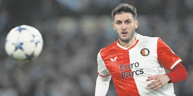 Santiago Giménez: su pase a la Premier League está en suspenso