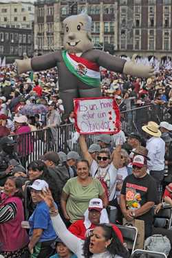 La Jornada: En el Zócalo, López Obrador manda de nuevo al carajo a los oligarcas