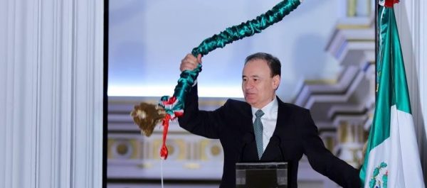 "Viva la soberanía, la justicia y la Cuarta Transformación". El último grito de López Obrador - Pie de Página