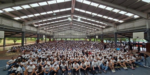 Atlas visita la Villa de los Niños