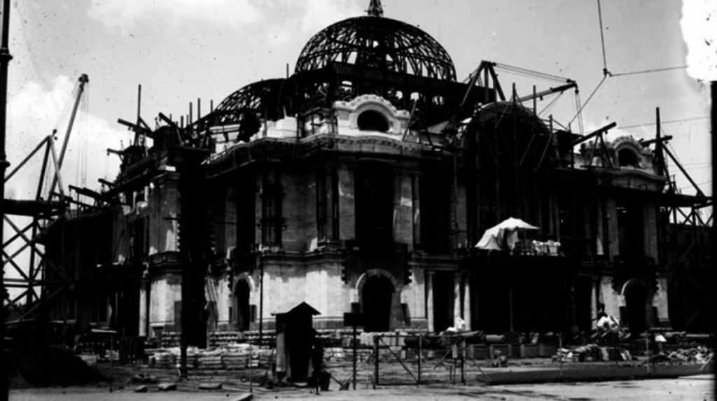 Bellas Artes se está hundiendo por una pelea que sucedió en el siglo XX