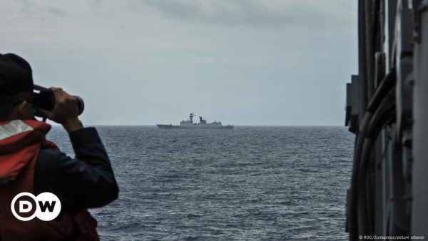 China anuncia maniobras con fuego real en estrecho de Taiwán