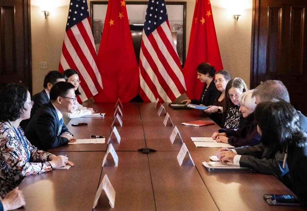 China expresa preocupación por aranceles y sanciones en reunión con EU