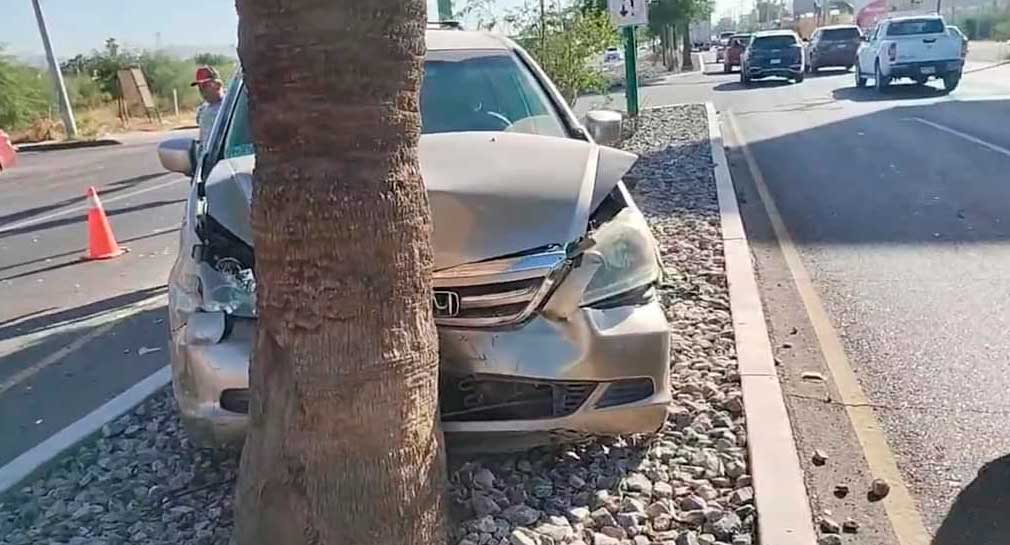 Chocan 2 autos al no respetar semáforo en rojo por bulevar García Morales, de Hermosillo - Proyecto Puente