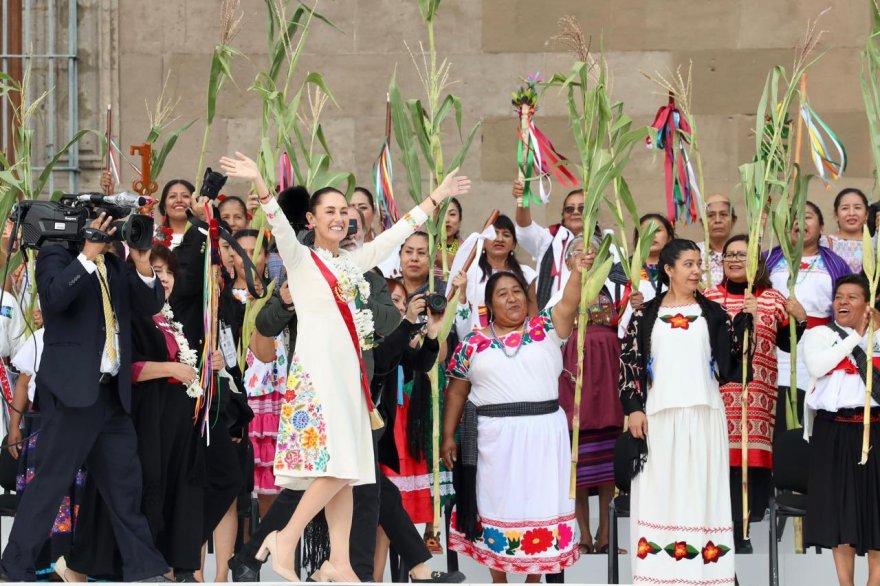 Claudia Sheinbaum recibe bastón de mando de mujeres indígenas