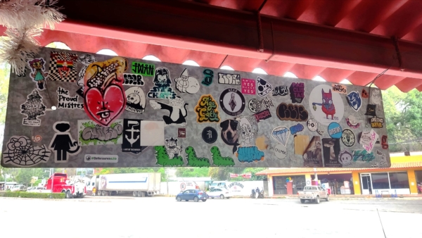 El sticker urbano, una rebelde y sofisticada expresión visual de las calles de México - México Desconocido