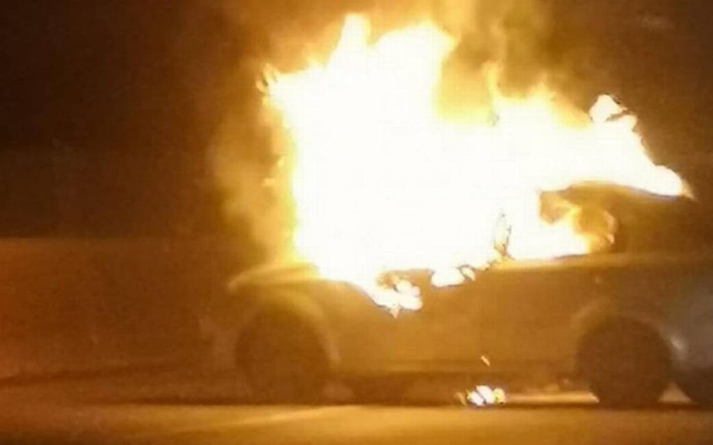 En autopista México-Puebla incendian automóvil con cuerpos humanos dentro