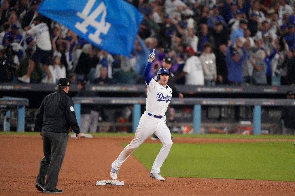 En extrainnings, los Dodgers se llevan primer juego de Serie Mundial