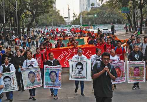 Exigen familiares de los 43 reunión con la Presidenta