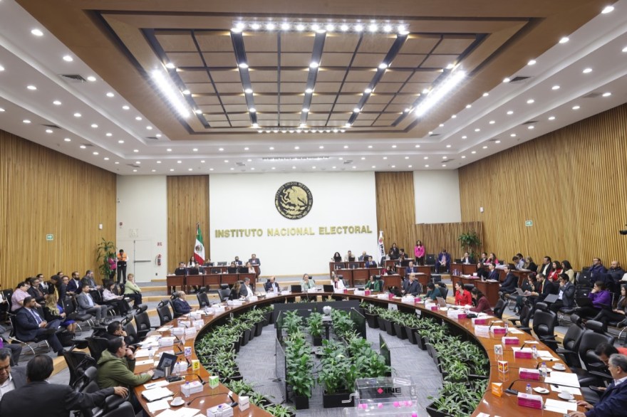 Juez amaga con imponer multa a consejeros del INE si no frenan Reforma Judicial