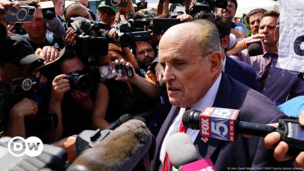 Juez ordena a Giuliani entregar bienes a mujeres que difamó