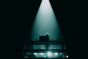 Kavinsky relanza “Nightcall” en una nueva versión de estudio con Angèle y Phoenix