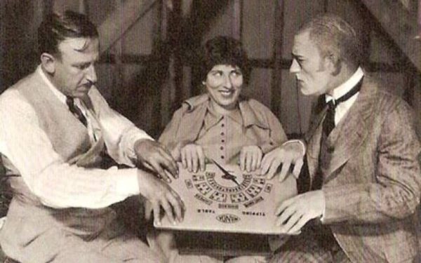 La «aterradora» transformación de la ouija: de un juego de salón al tablero espiritual más temido