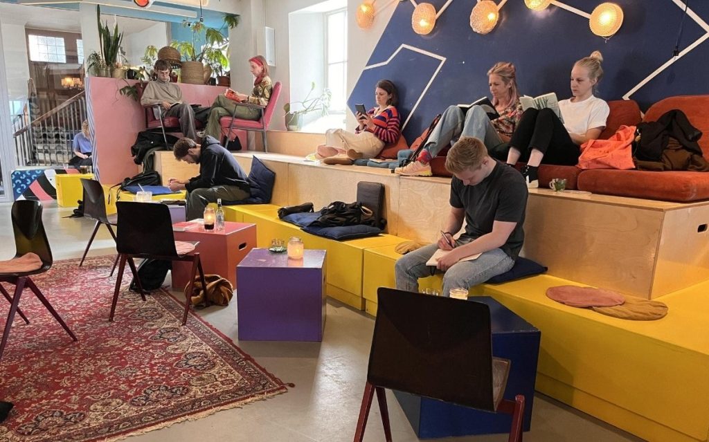 ¿La desconexión como nuevo lujo? Crece la tendencia de espacios libres de celulares