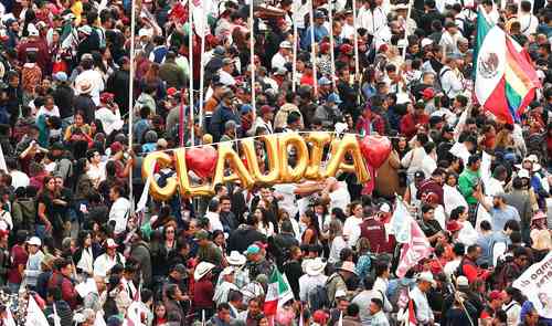La Jornada: Era difícil que llegara una mujer, y ya pasó, celebran en el Zócalo