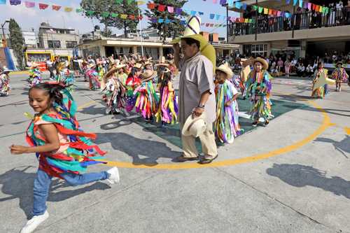 La Jornada: Festejan a Pedro Hernández por sus 40 años de magisterio