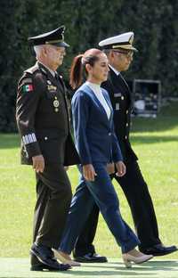 La Jornada: Inédito: mujeres militares resaltan y honran a su comandanta suprema