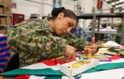 La soldado Evangelina García, la encargada de bordar el escudo de la banda presidencial - México Desconocido