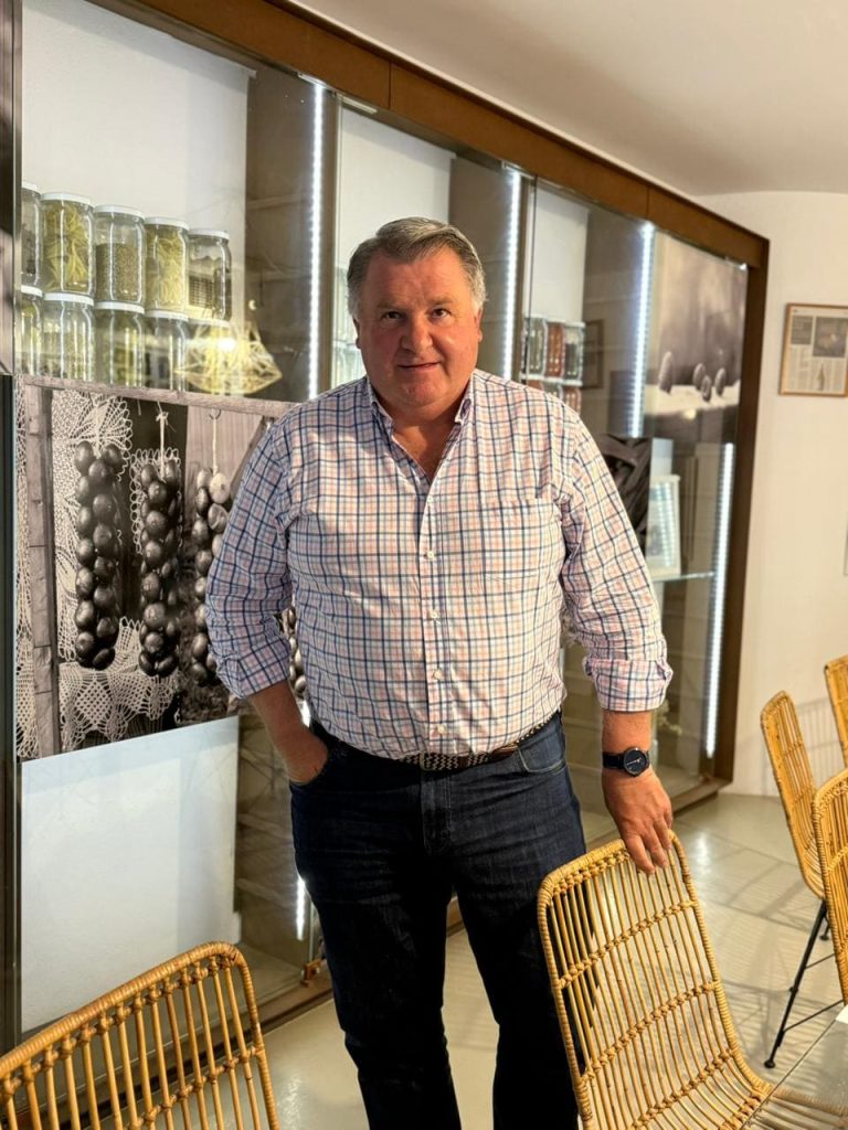 SpaceX atrapa en el aire al propulsor Super Heavy al hacerlo aterrizar en su base de despegue