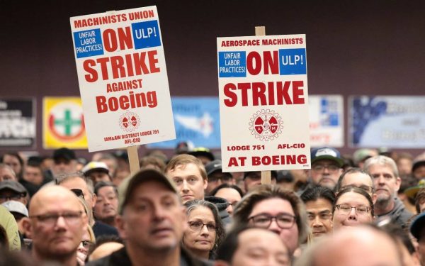 Trabajadores de Boeing rechazan la propuesta de la empresa; seguirán en huelga