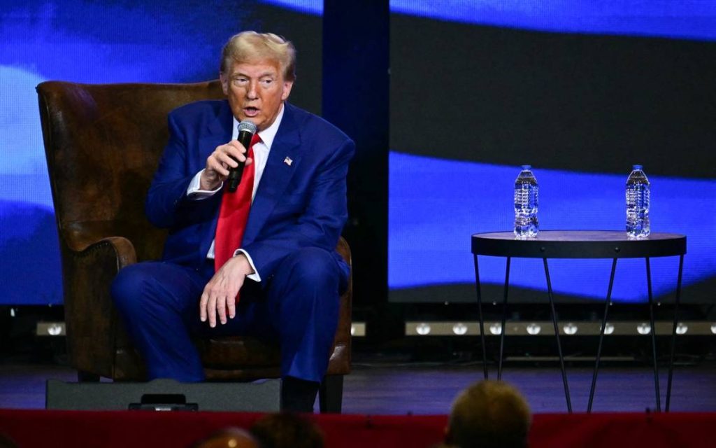 Trump es acusado de agredir sexualmente a exmodelo que le presentó Jeffrey Epstein