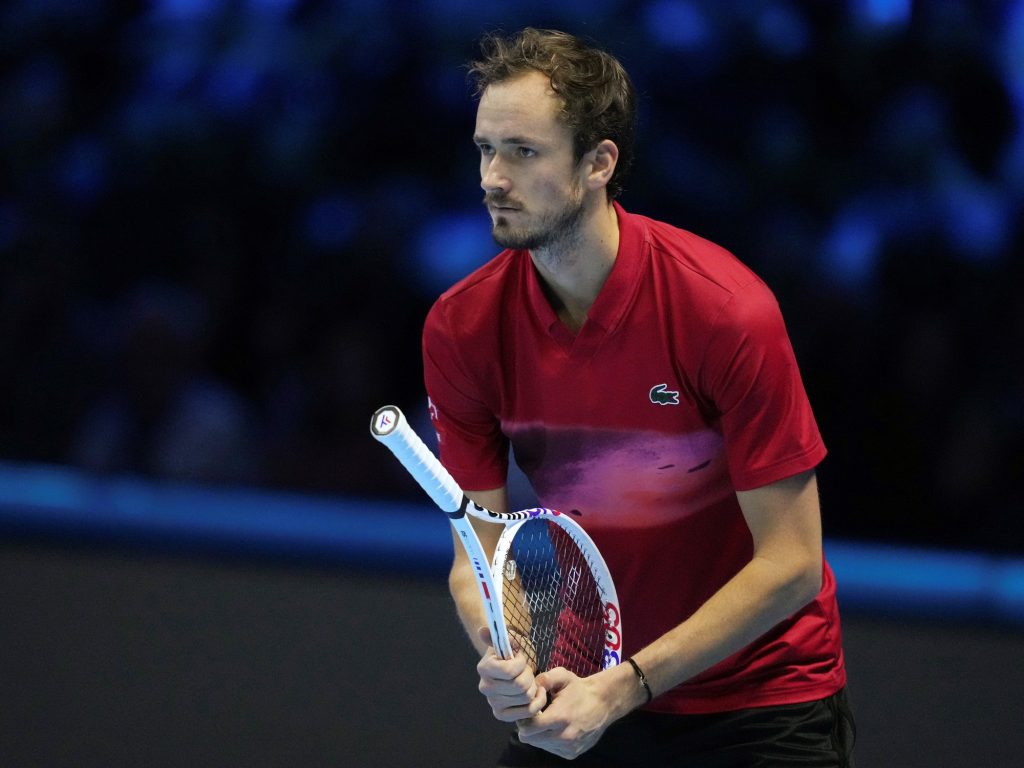 Carlitos Alcaraz vence a Andrey Rublev y sigue vivo en las ATP Finals