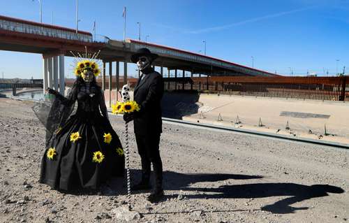 Celebran 200 migrantes Día de Muertos en Ciudad Juárez